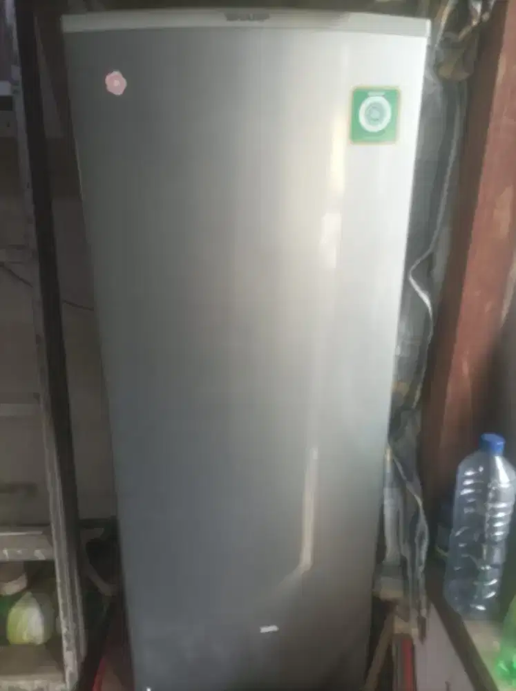 Freezer sharp 8 rak