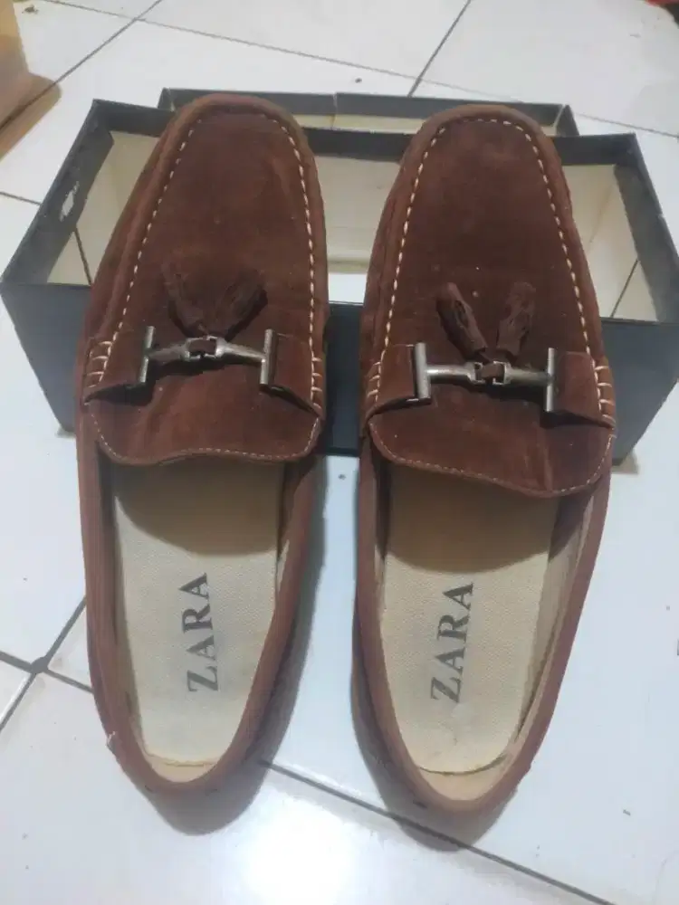 Sepatu kulit original Zara size 40 warna coklat tua.