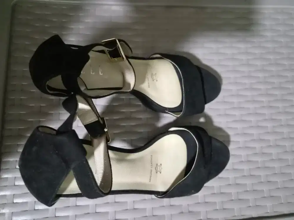 Dijual sepatu pesta dan kondisi 98% baru