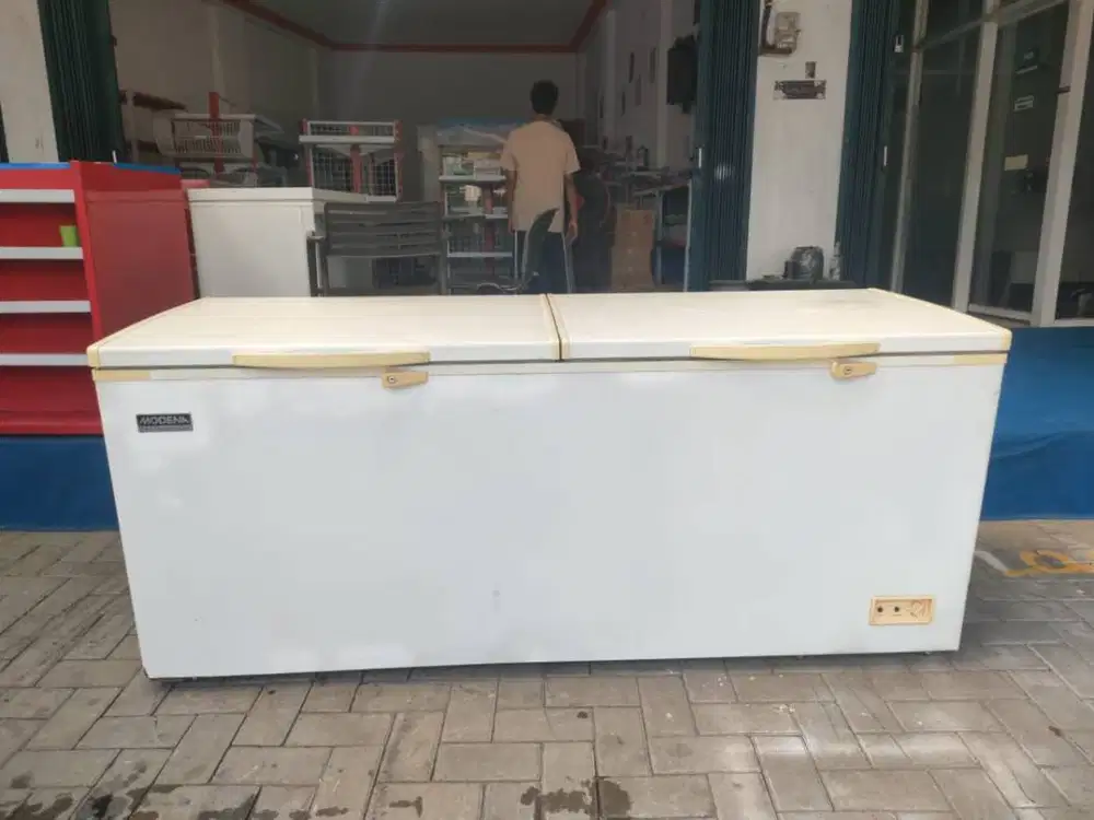 Freezer box bekas Modena 650L