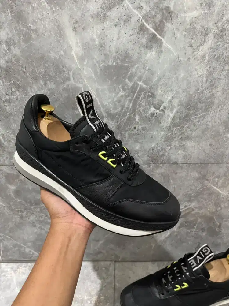 Sepatu GIVENCHY Original Sneakers Casual bekas no gucci bally lv prada