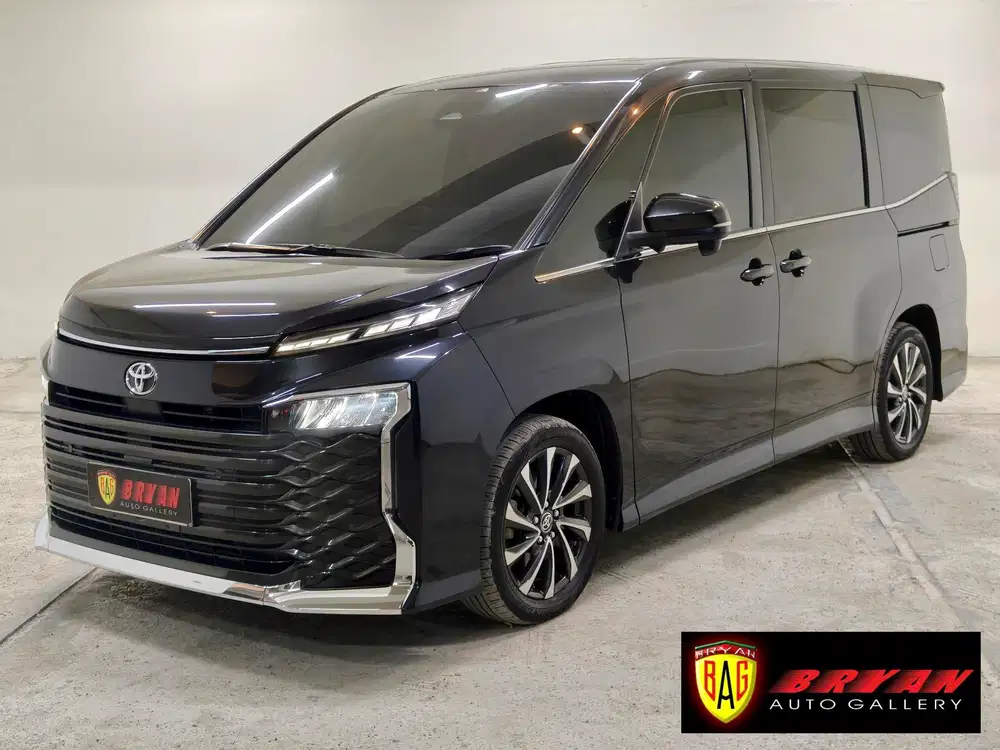 LOW KM ORIGINAL TOYOTA VOXY 2.0 TSS 2023 HITAM