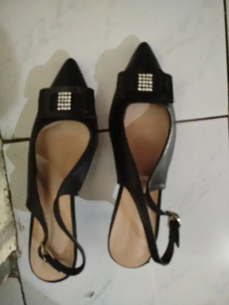 Sepatu baru dipake dia kali