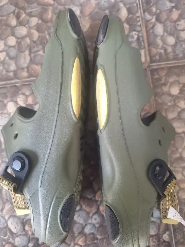 Sandal pria crocks original