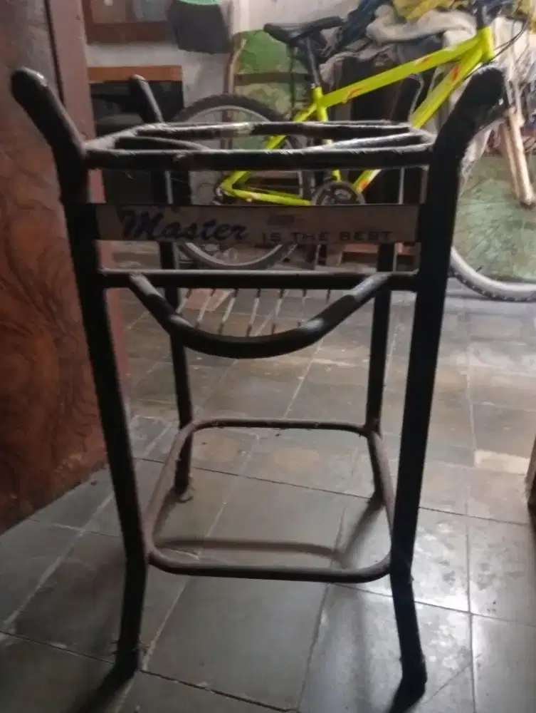 Rak besi galon dispenser
