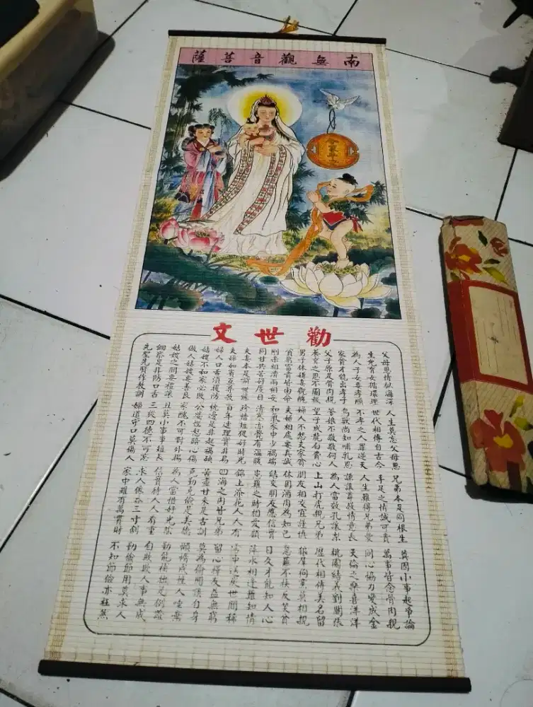 Lukisan wall scroll Dewi Kwan im gendong anak, ukuran 83 x 32 cm.