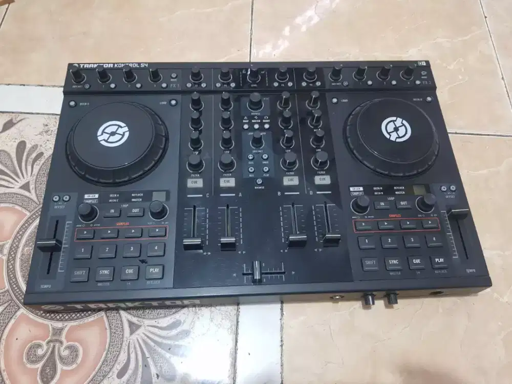 Dj controller native instrument traktor kontrol s4