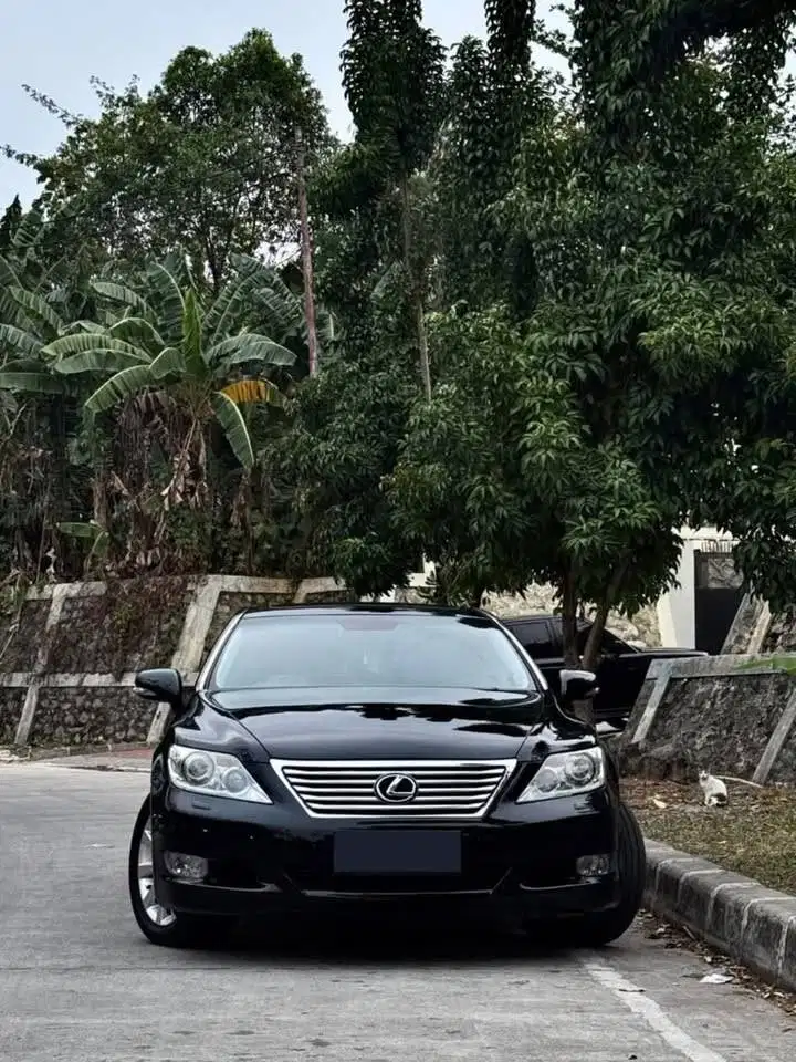 LEXUS LS 460L 2010 — FULL SIZE LUXURY SEDAN