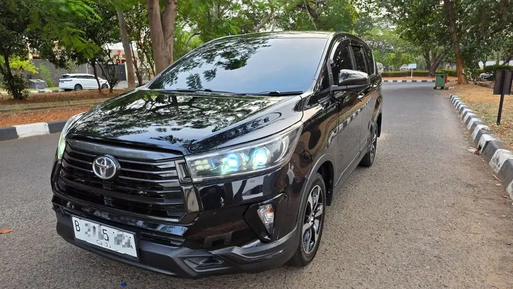 Toyota Innova Venturer 2.4 Diesel AT 2021 Hitam – Tangan Pertama