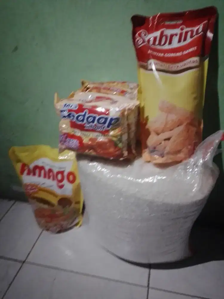Pkt Sembako Migor Amago 1,5 ltr & Sabrina 1 ltr,Mie sedap Ayam spesial
