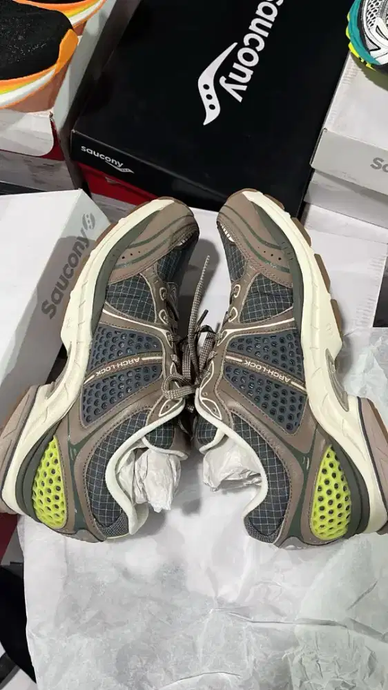 Sepatu Saucony progrid triumph 4, original BNIB. Size 42 Not Salomo