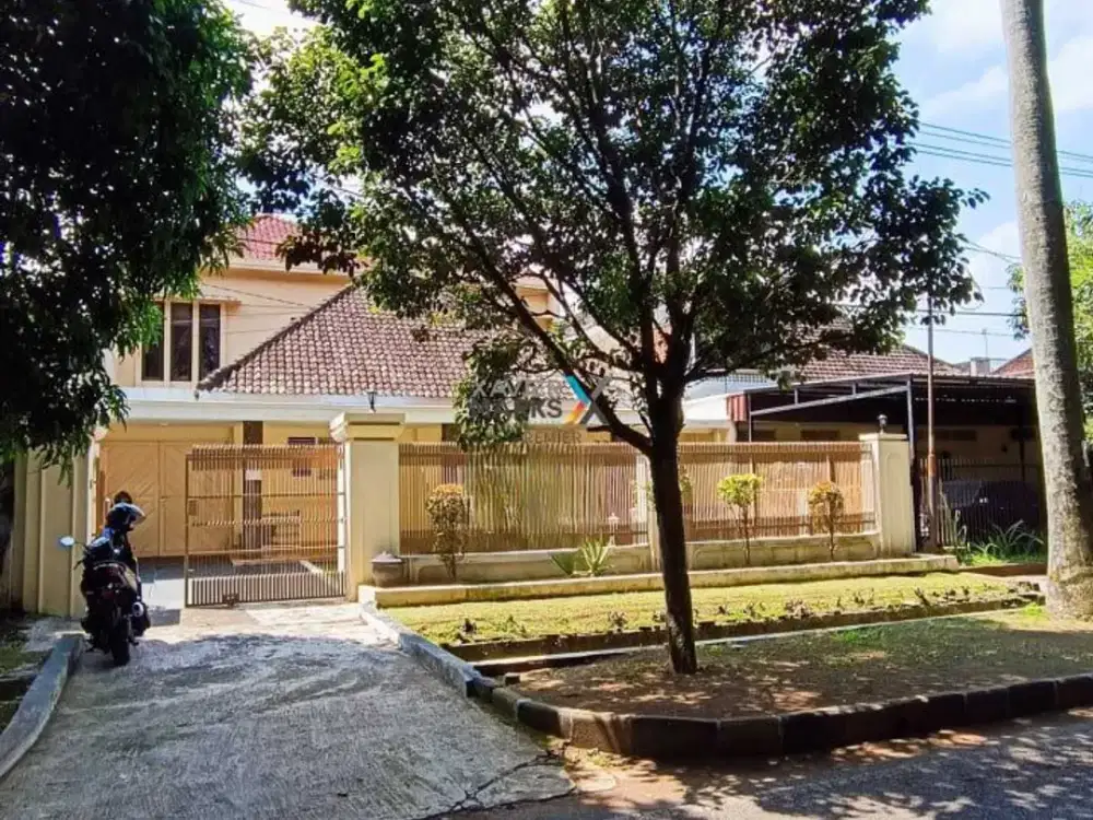 DIJUAL Rumah Klasik Terawat Siap Huni Lingkungan Aman dan Bebas Banjir Lokasi Tengah Kota Dekat Kawasan Heritage dan Kampus Ternama di JL Pulau-pulau
