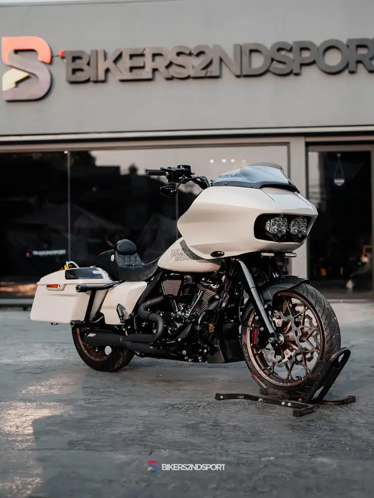 HARLEY DAVIDSON ROAD GLIDE SNOW WHITE 2023