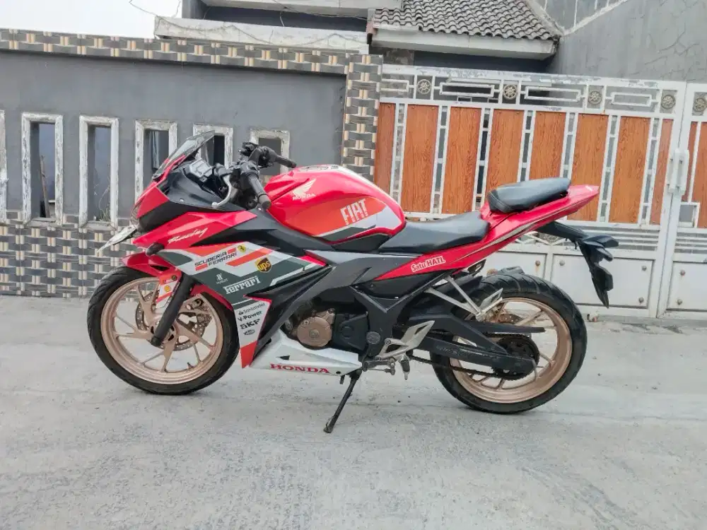 Honda CBR 150R tahun 2018 siap pakai. Di Tangerang, cadas.