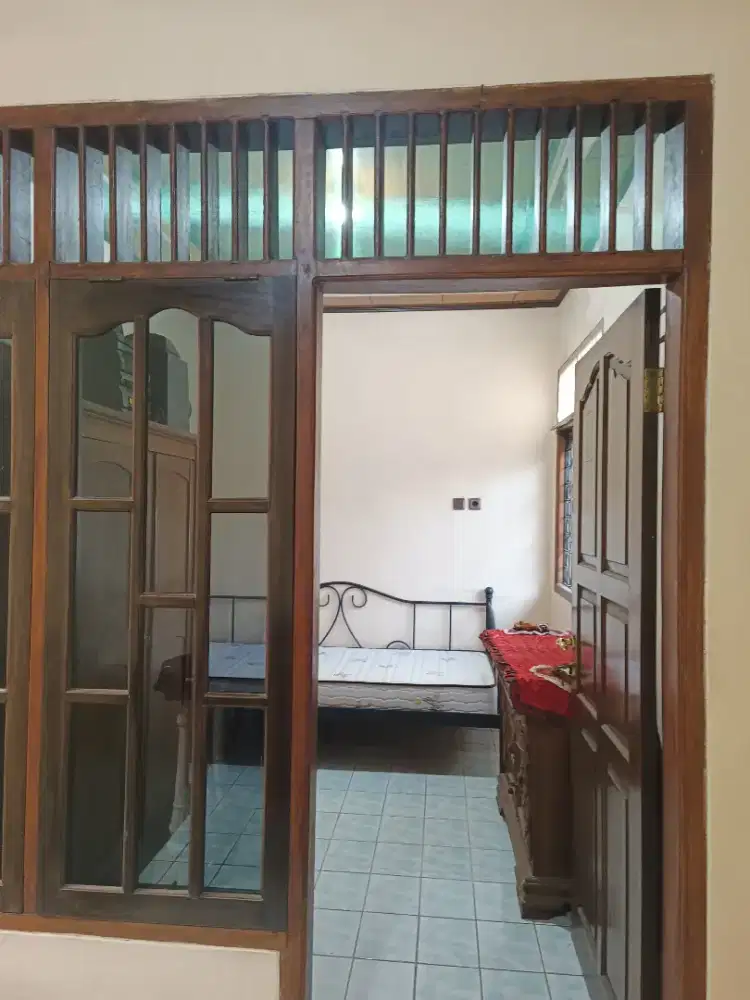 Dikost-kan kamar tidur di lantai 2, khusus untuk wanita lajang.