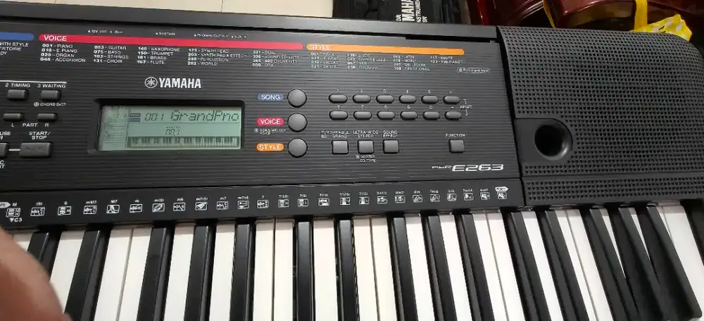 Keyboard Yamaha PSR E 263 bekas
