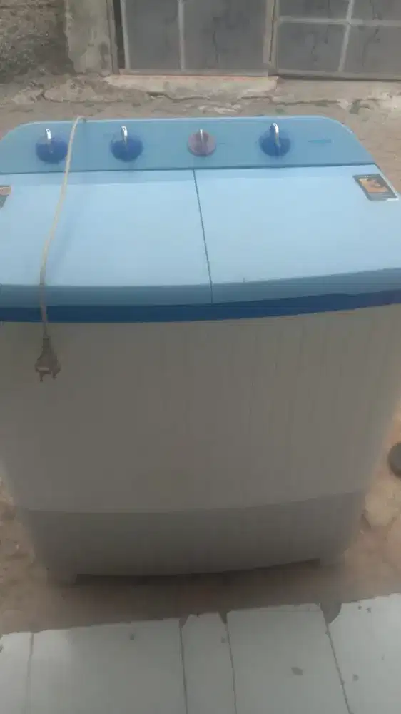 Mesin cuci 2 tabung Merek Polytron