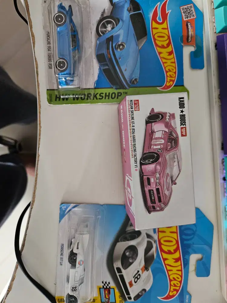 Dijual 2 hotwheels (segel)  dan 1 mini gt(bekas)