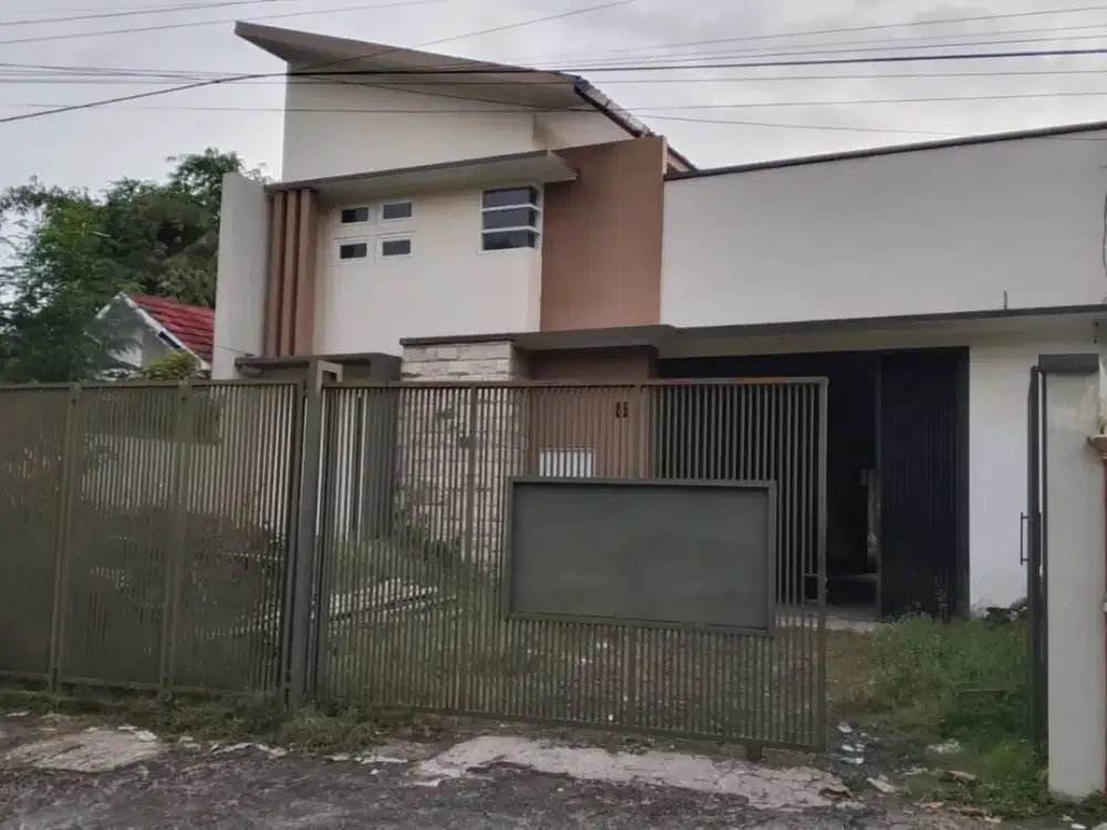 DIJUAL RUMAH BANGUNAN MINIMALIS 2 LANTAI BEKAS PERKANTORAN PINGGIR JALAN DEKAT KOTA