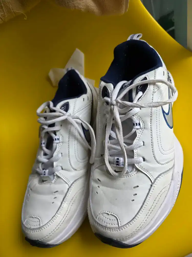 Sepatu tennis nike
