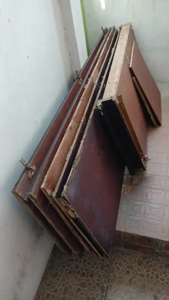 Triplek bekas lemari