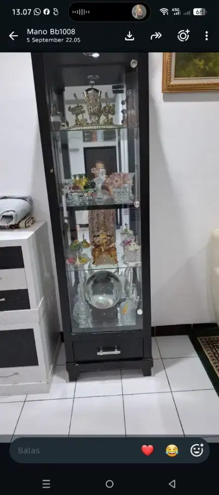 Lemari pajangan kayu