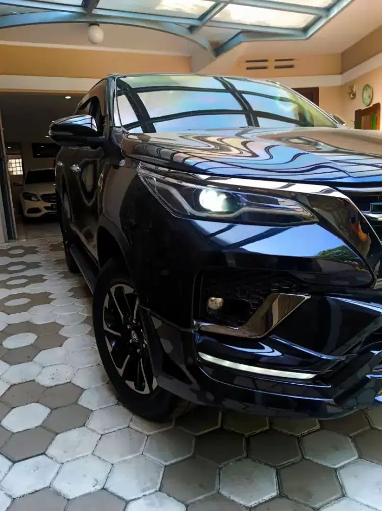 Fortuner GR Spot 2.8 rival Pajero Sport Hilux BMW X5