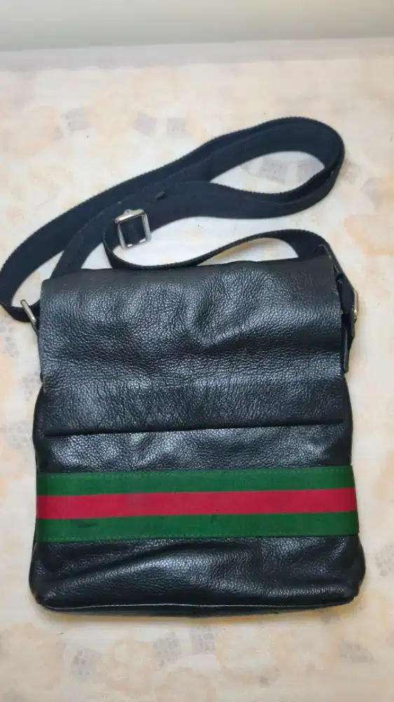 Tas Gucci  selempang pria (messenger bag)  kulit (pebbled leather)