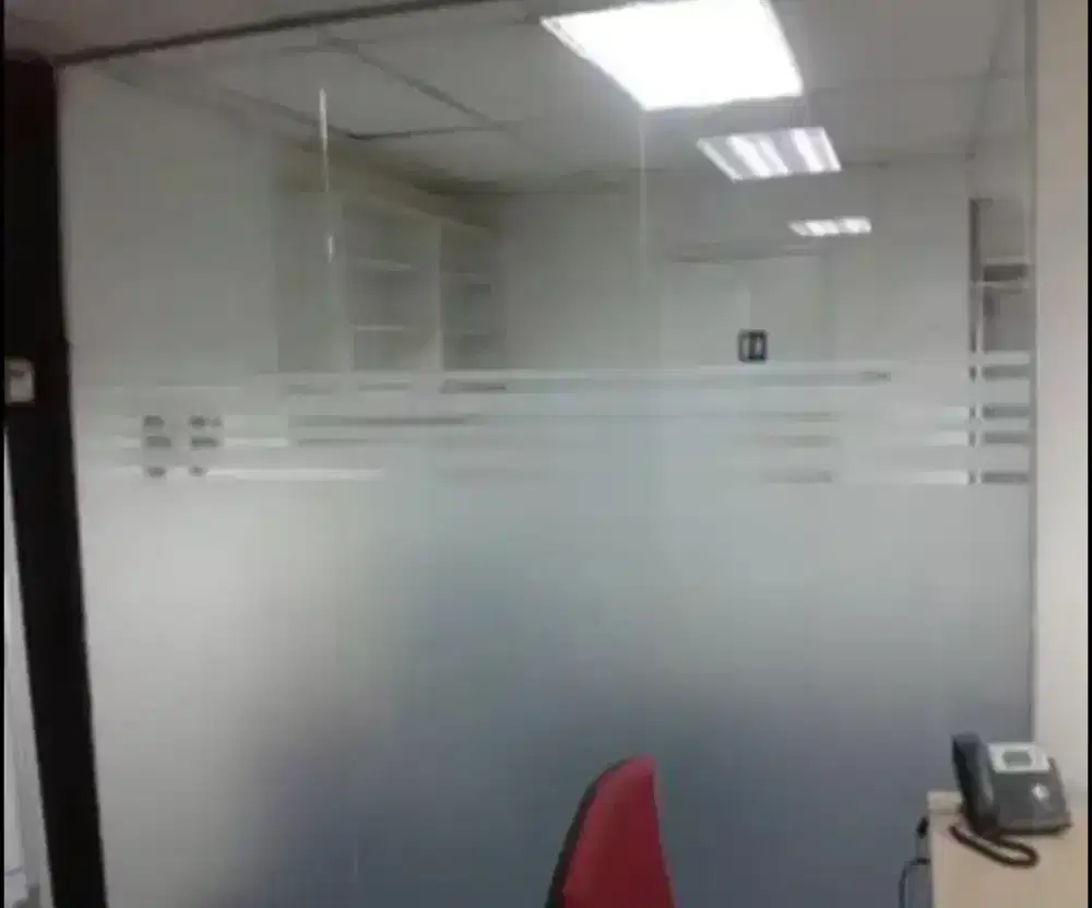 Kaca kantor selalu pasang stiker Sanblas dan kaca film