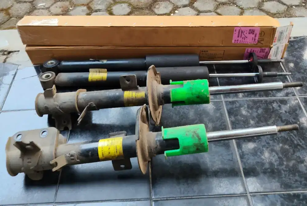 Jual Apa Adanya : Schock Breaker Depan dan Belakang Ertiga 2013 (Baca)