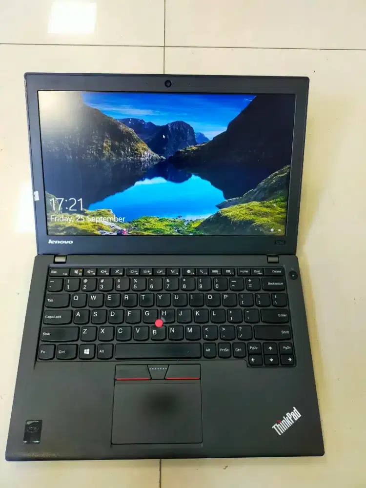 Dijual laptop Lenovo Thinkpad x250 Intel i5 ram 8Gb SSD 256gb Win 10