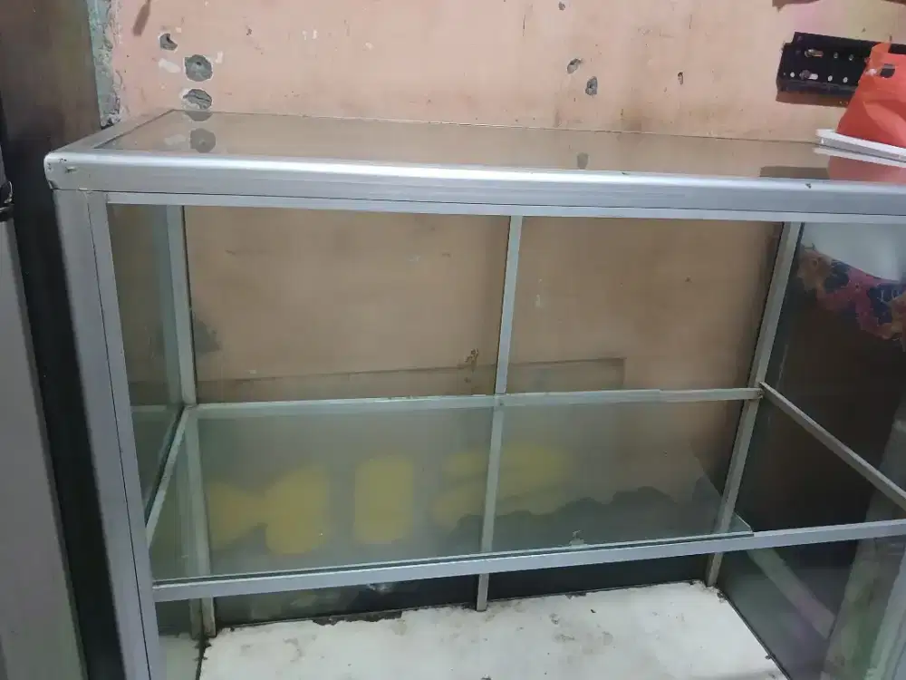 Etalase kaca besar