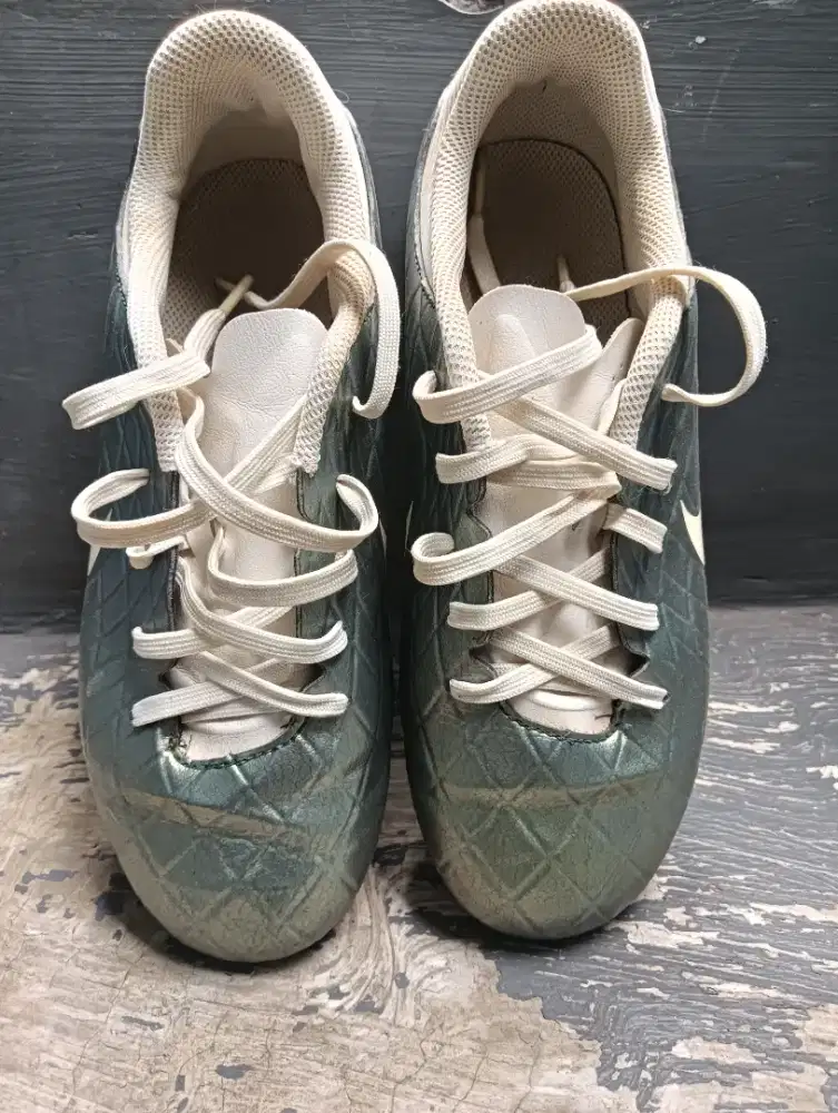 Sepatu NIKE untuk sepak bola ,,