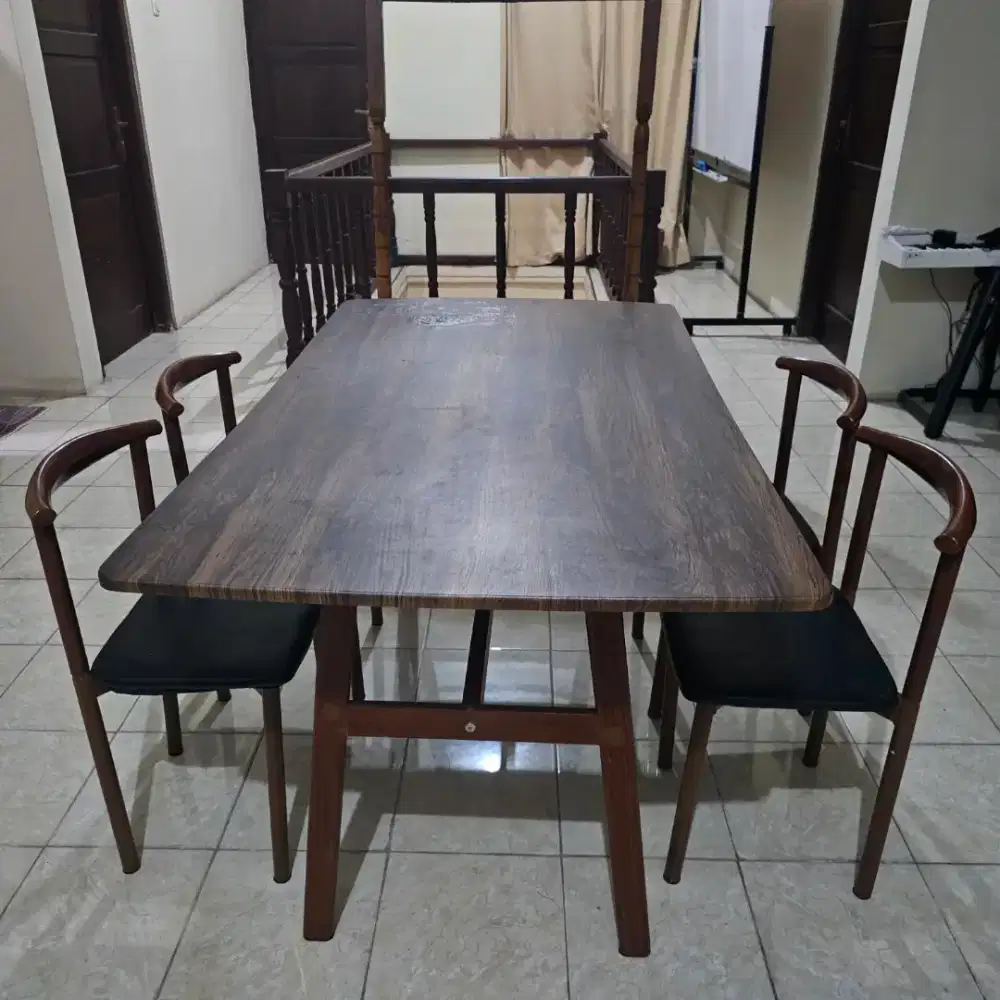 Dijual Meja Makan Minimalis  1 set dengan 4 Kursi.