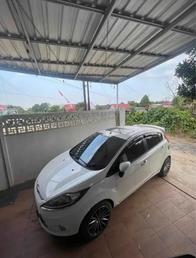 Ford fiesta 1.4 MT warna putih 2012