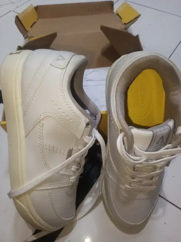 Uk 40 Aero Street Hoops Low Putih - Abu Muda Putih