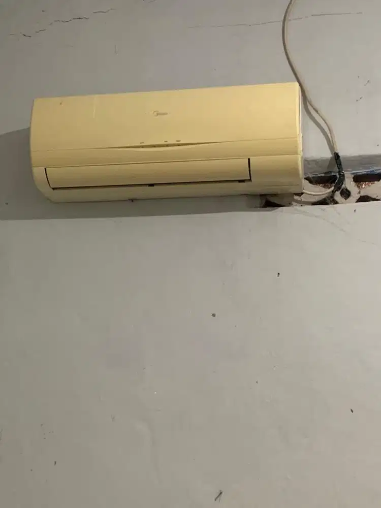 AC midea 1/2 bekas
