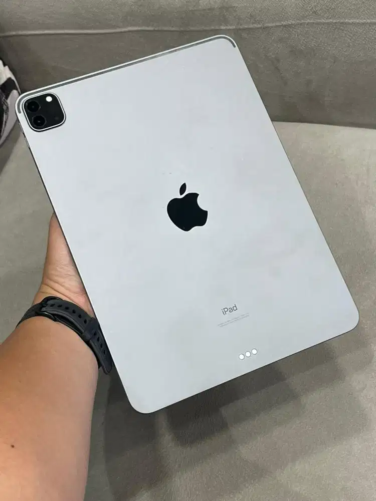 iPad Pro M1 11” 256GB Wifi only Gray body mulus like new