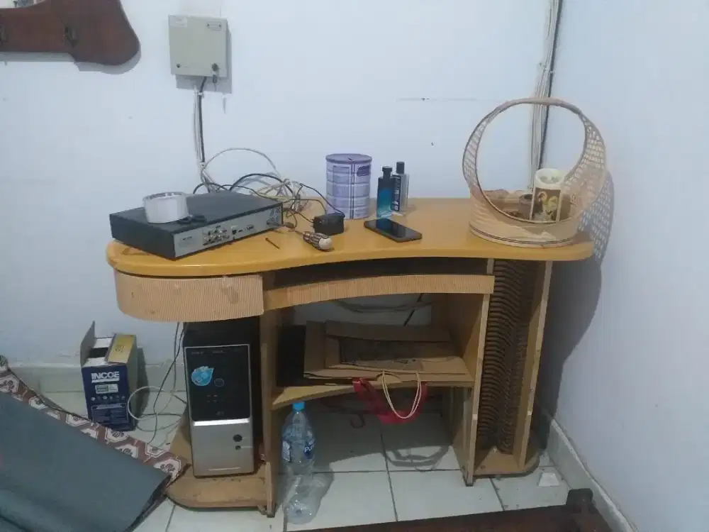Meja kantor minimalis
