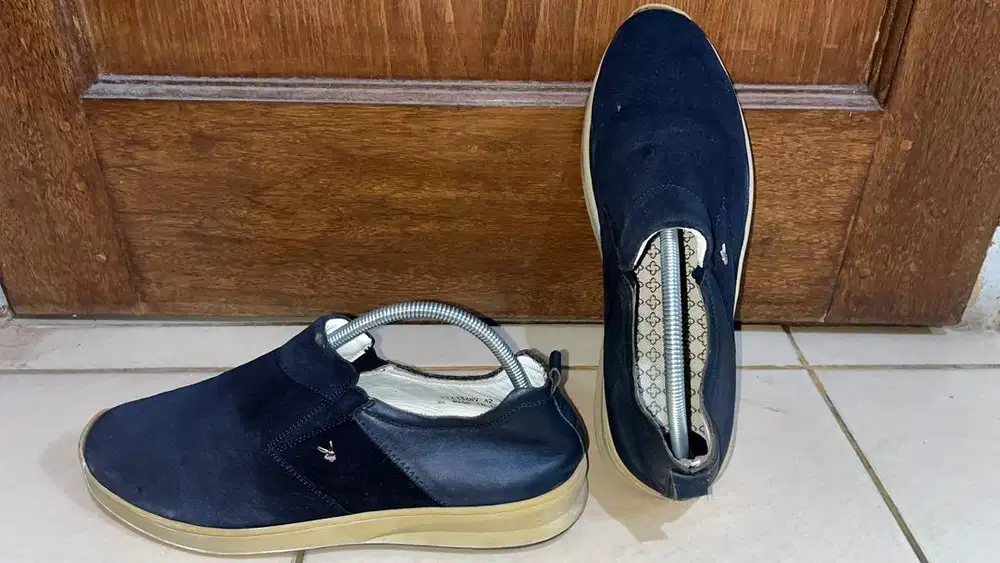 Sepatu casual navy