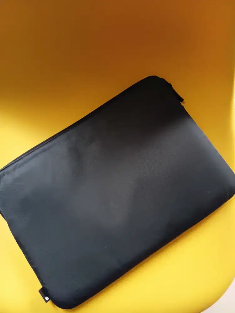 Tas jinjing tablet atau laptop brand incase