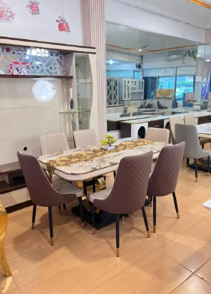 Meja makan marmer