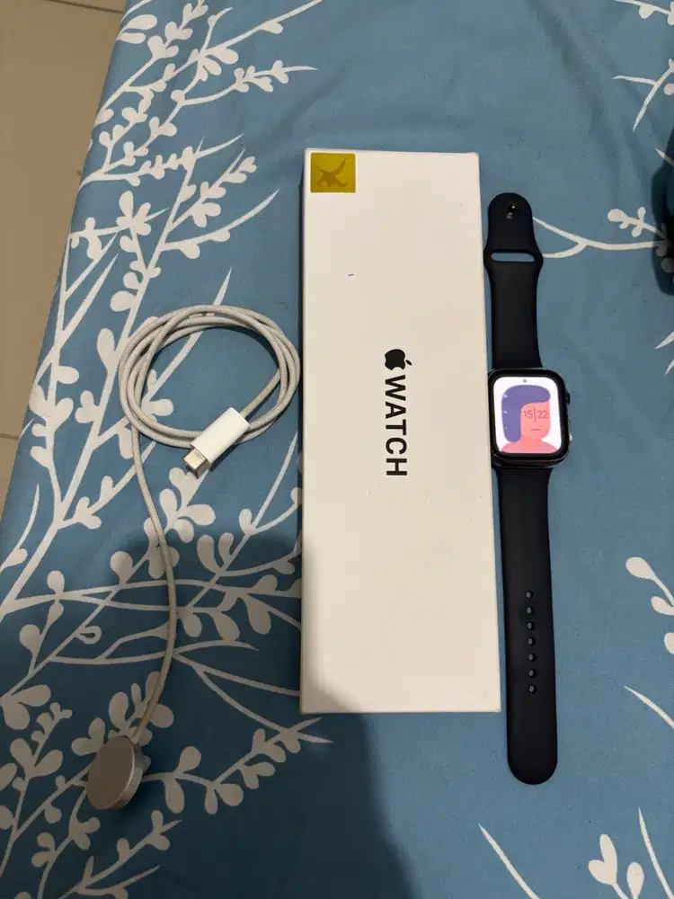 Apple watch SE 3 44 MM Midnight second like new
