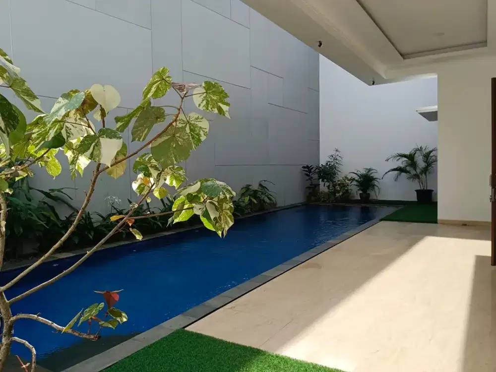 Rumah Taman Duren Sawit: 2 Lantai, LT 410 m2, Kolam Renang, Bagus, Jalan 3 Mobil
