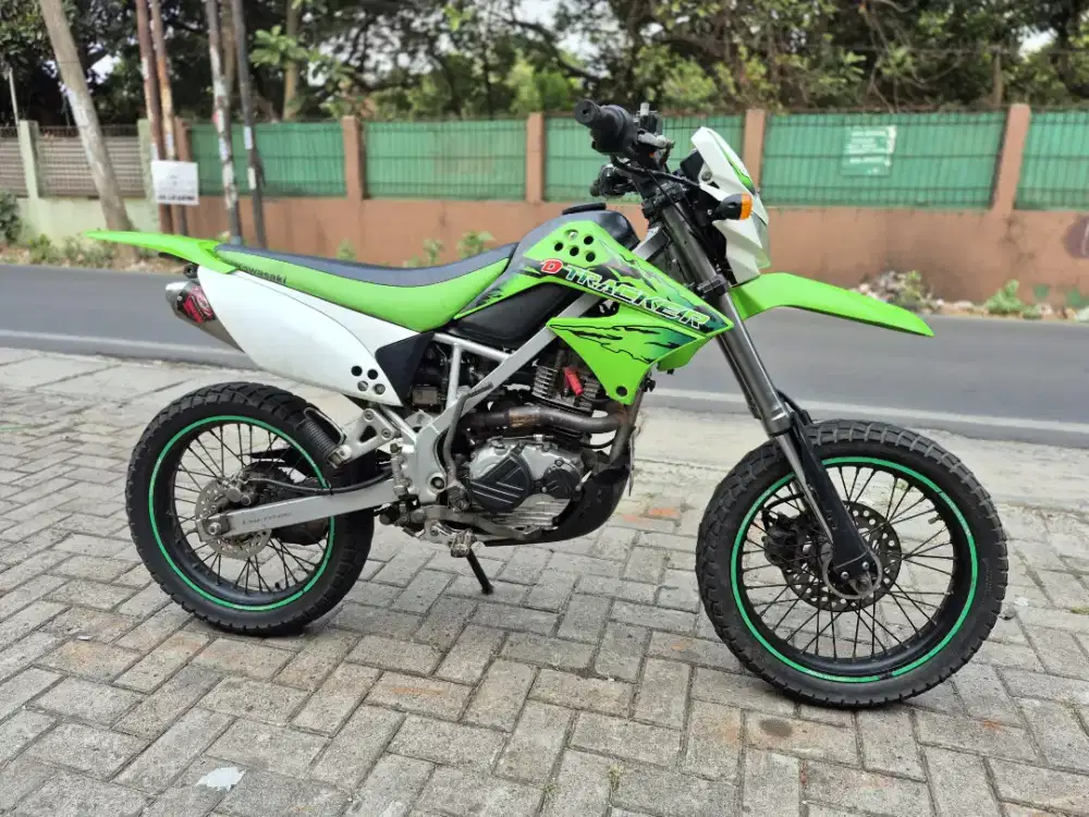 Dijual Kawasaki KLX 150 tahun 2015 surat lengkap