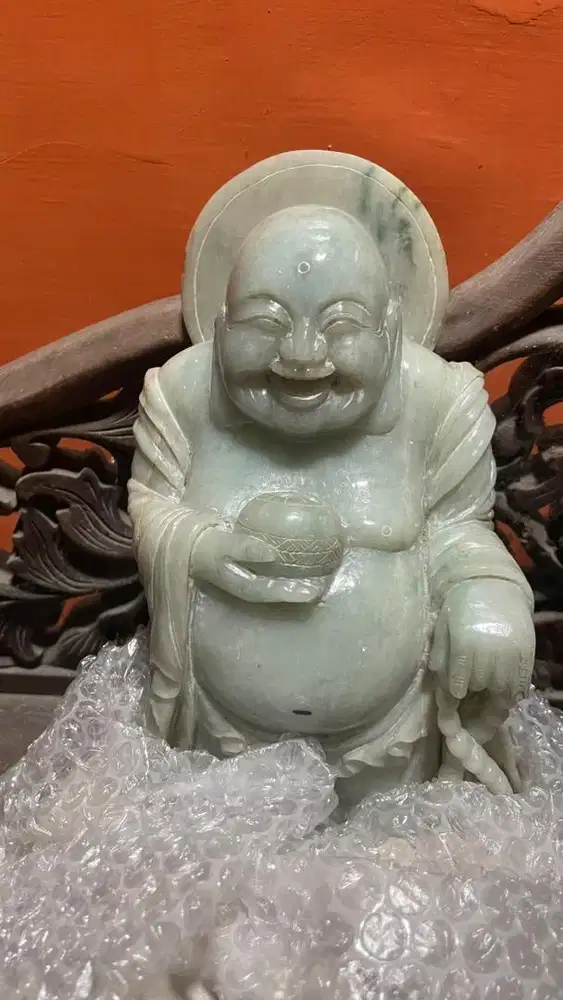 Patung giok asli