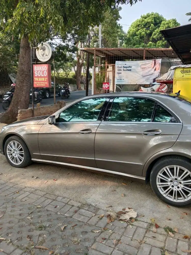 Panoramic Mercedes-Benz E300 2009 Bensin AT