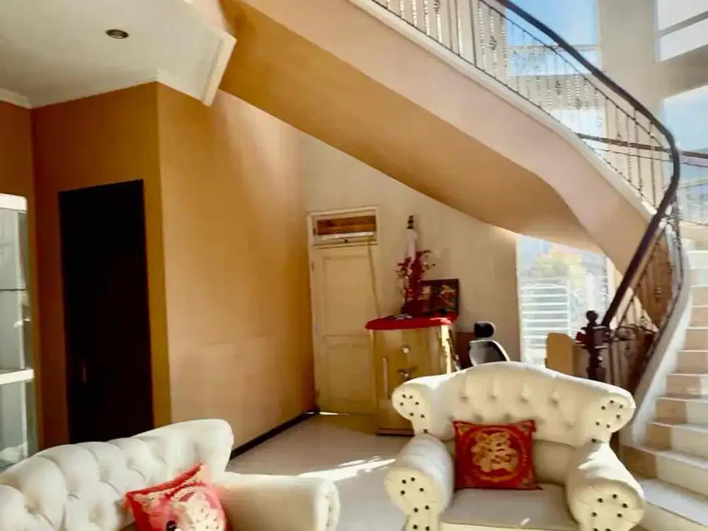 DIJUAL RUMAH 2 LANTAI 333 M2  VILLA SENTRA RAYA CITRALAND SURABAYA