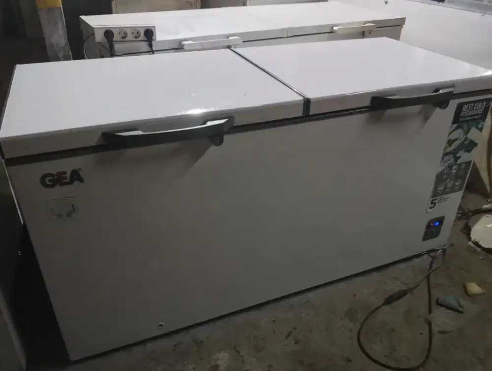 Frezeer 600L merk gea normal beku