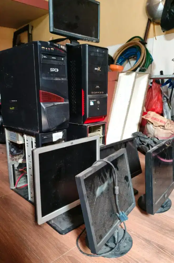 Borongan CPU dan Monitor Komputer Bekas (Ada yang Hidup & Minus)